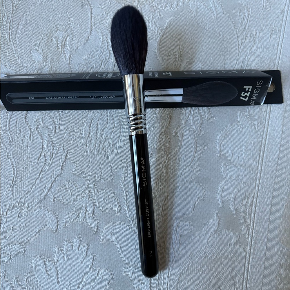 Sigma Beauty F37 Spotlight Duster Makeup Brush BNIB